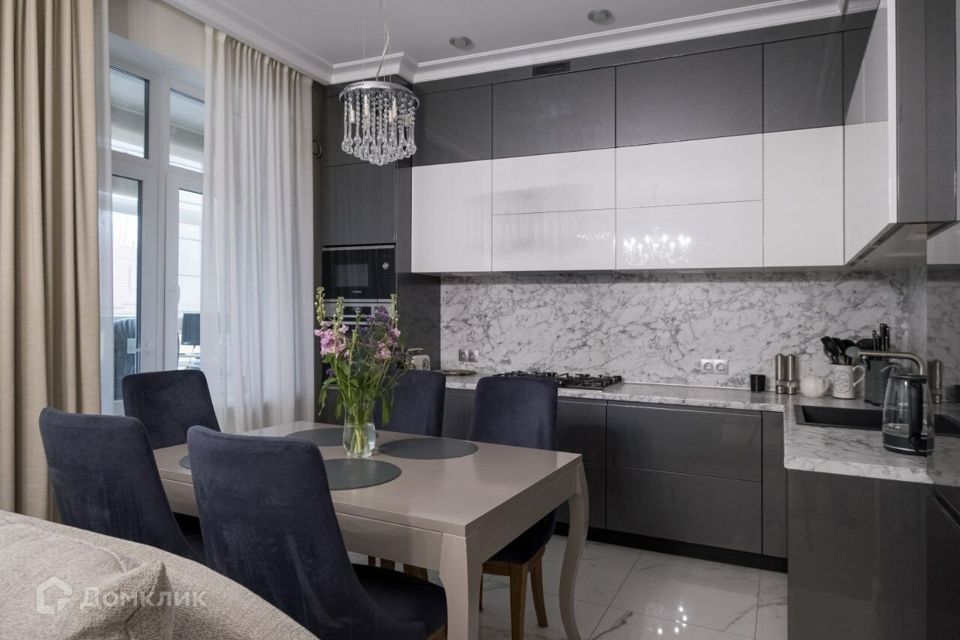Продаётся 3-комнатная квартира, 122 м²