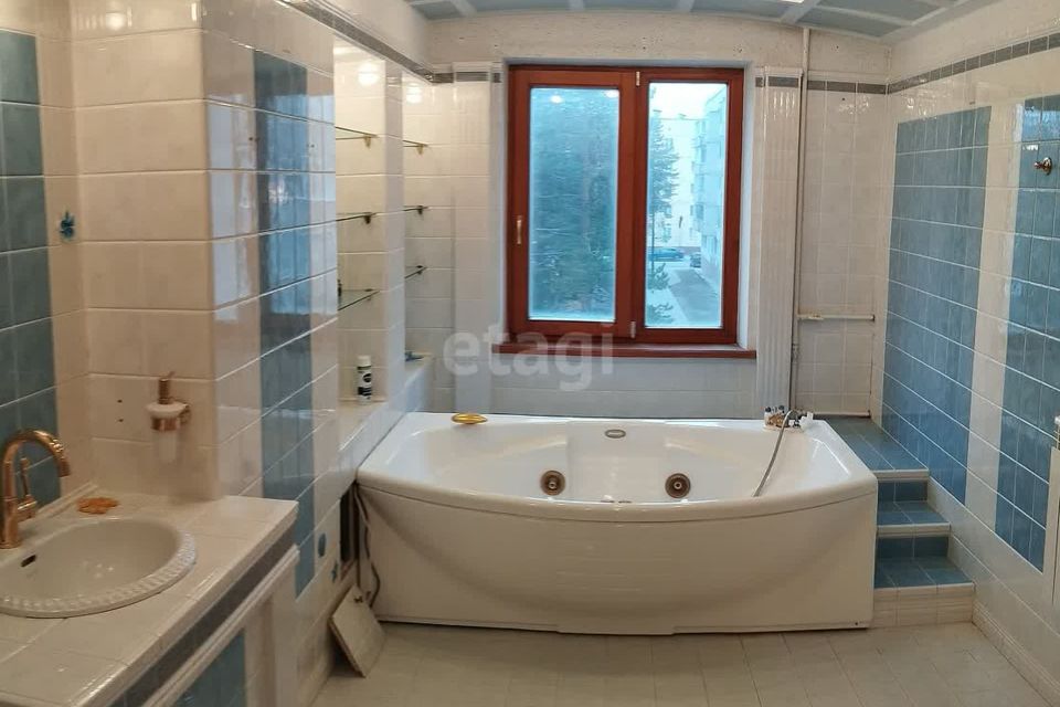 Продаётся 8-комнатная квартира, 148.9 м²
