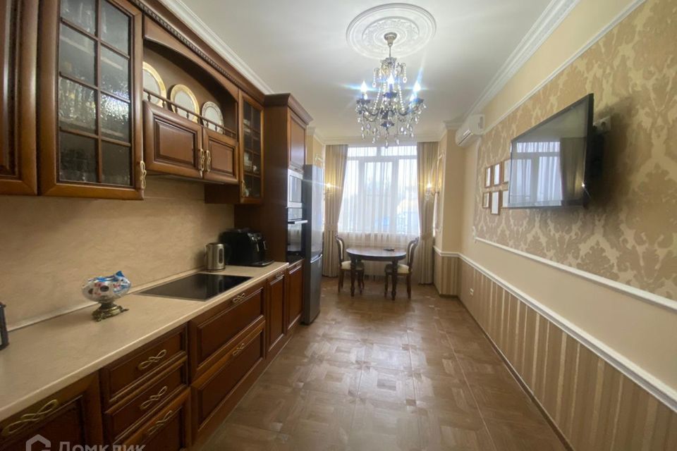 Продаётся 4-комнатная квартира, 156 м²