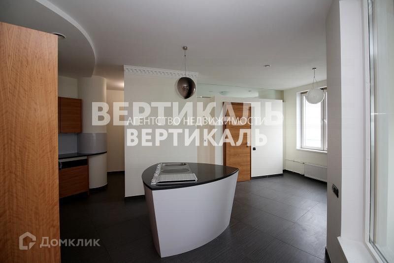 Сдаётся 4-комнатная квартира, 250 м²