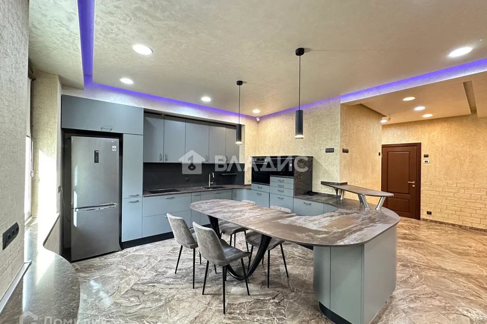 Продаётся 3-комнатная квартира, 108 м²