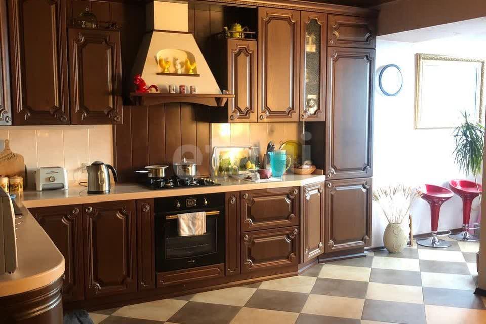Продаётся 3-комнатная квартира, 141.9 м²