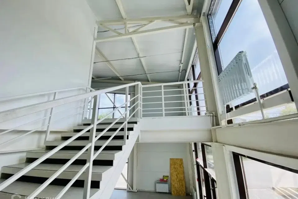 Сдаётся торговое помещение, 1040 м²