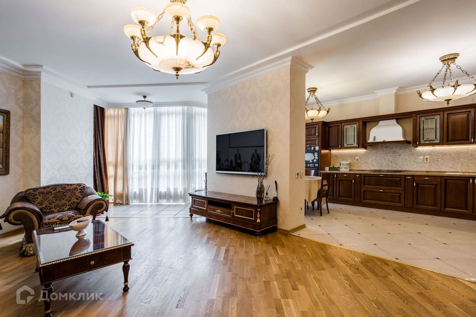 Продаётся 4-комнатная квартира, 162.2 м²