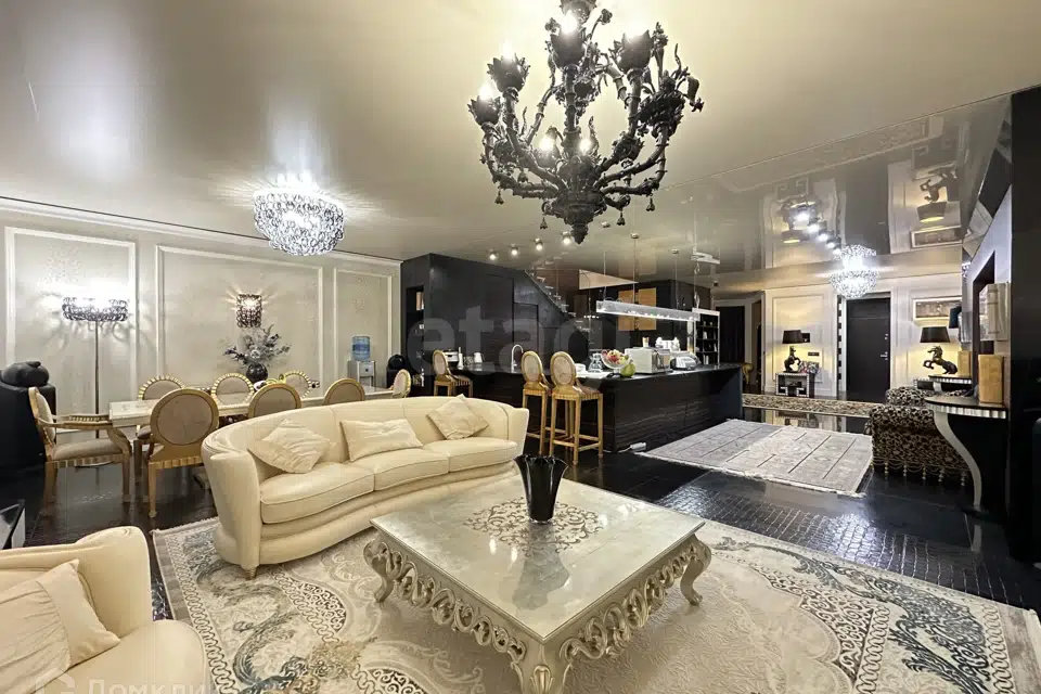 Продаётся 4-комнатная квартира, 230 м²