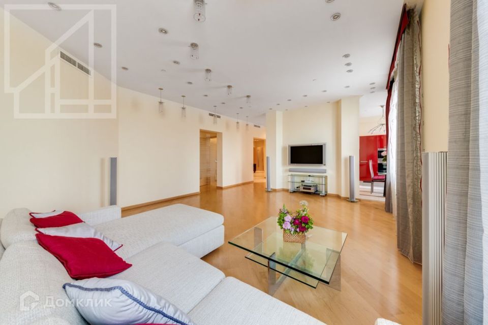 Сдаётся 3-комнатная квартира, 145 м²