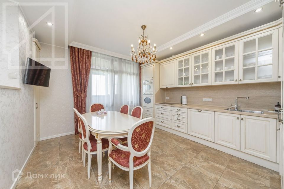 Сдаётся 4-комнатная квартира, 160 м²