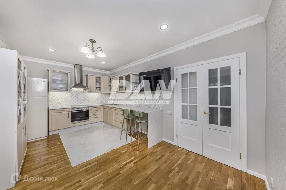 Продаётся 4-комнатная квартира, 147 м²