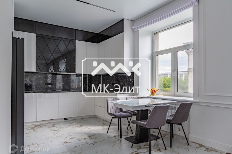 Продаётся 3-комнатная квартира, 111.7 м²