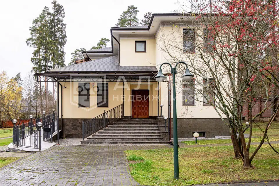 Продаётся 2-этажный дом, 600 м²