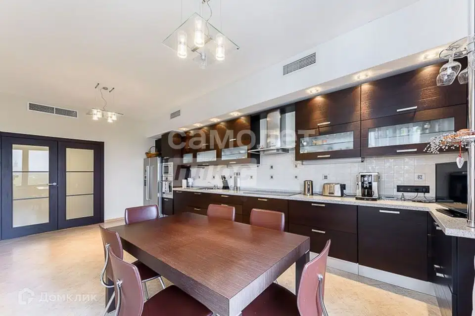 Продаётся 4-комнатная квартира, 185.4 м²