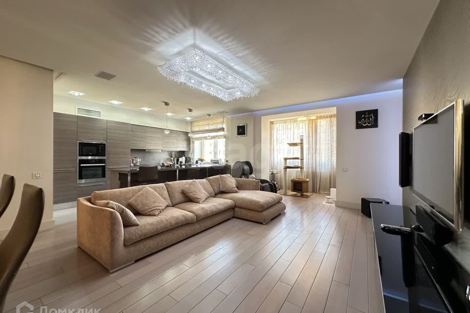 Продаётся 4-комнатная квартира, 160 м²