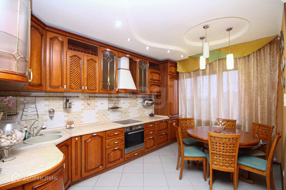 Продаётся 4-комнатная квартира, 160 м²