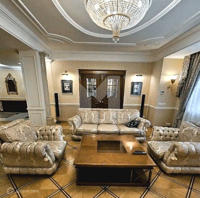Продаётся 4-комнатная квартира, 197.8 м²