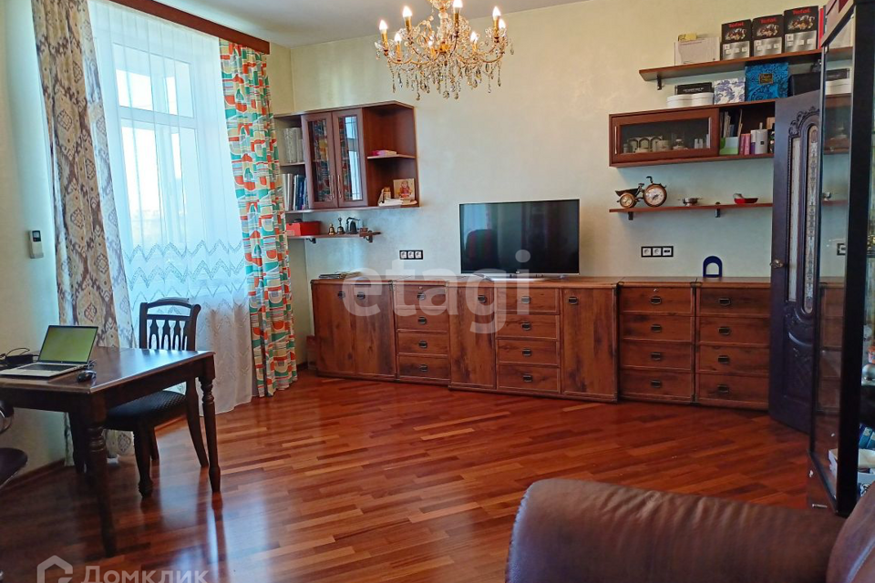 Продаётся 4-комнатная квартира, 105 м²