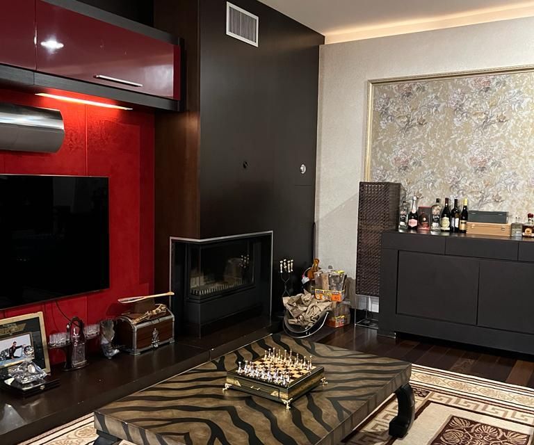 Продаётся 4-комнатная квартира, 224 м²