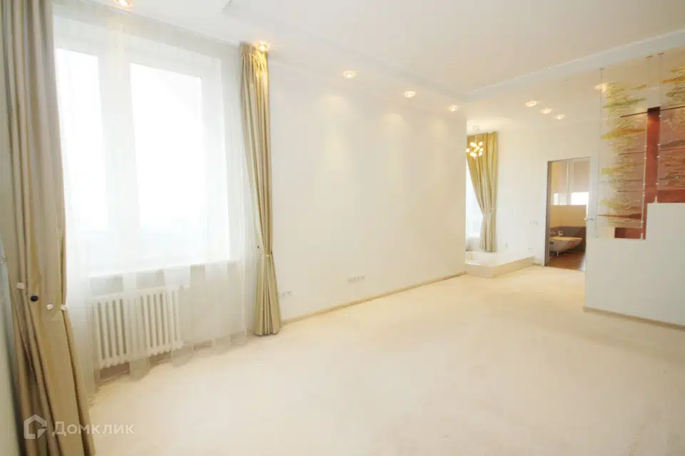 Продаётся 4-комнатная квартира, 220 м²