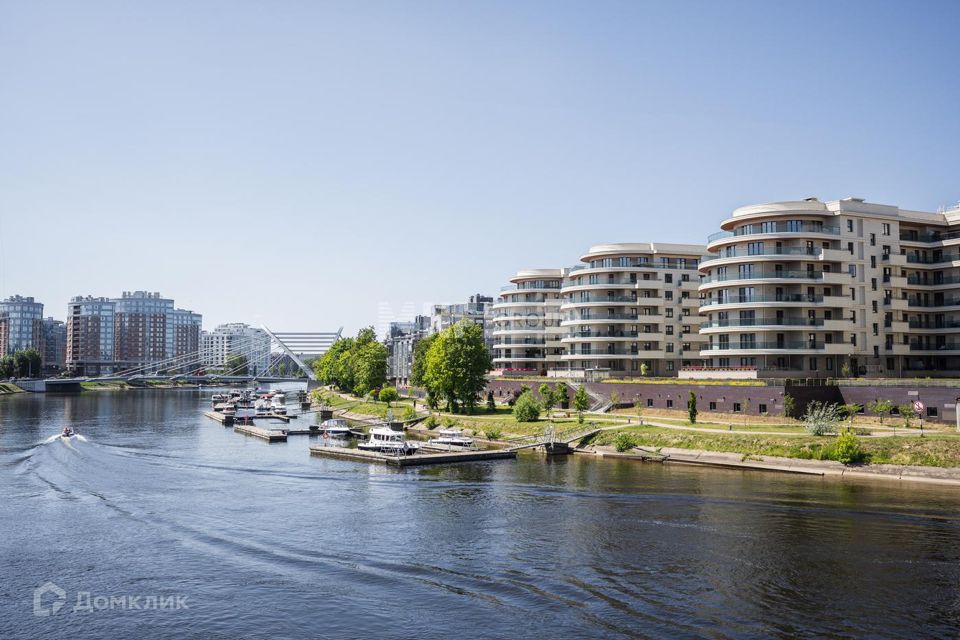 Продаётся 4-комнатная квартира, 202.7 м²