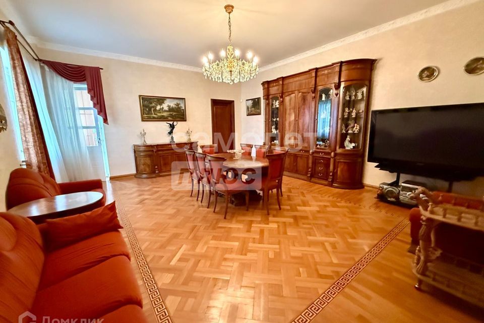 Продаётся 3-комнатная квартира, 148 м²