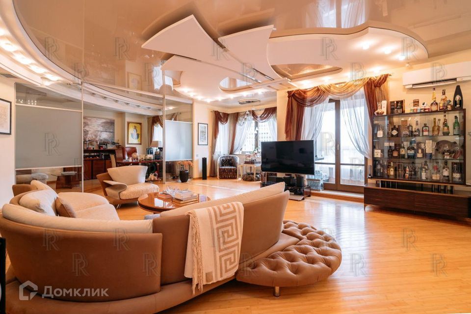 Продаётся 4-комнатная квартира, 224 м²