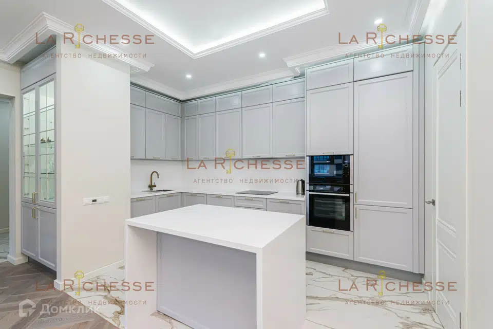 Продаётся 4-комнатная квартира, 145 м²