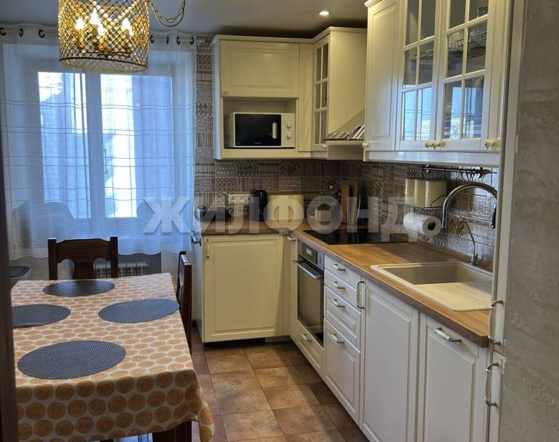 Продаётся 4-комнатная квартира, 101.6 м²