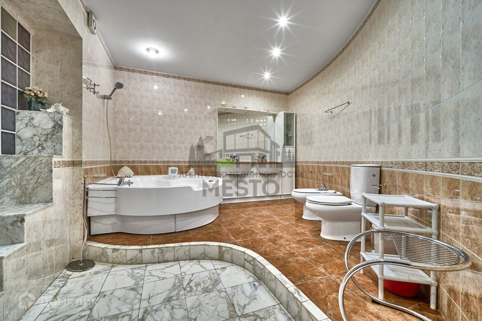 Продаётся 5-комнатная квартира, 244 м²