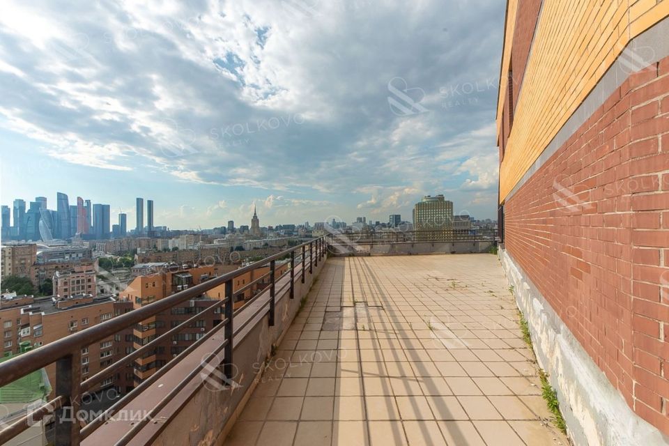 Продаётся 5-комнатная квартира, 241.2 м²