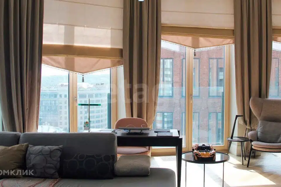 Продаётся 4-комнатная квартира, 255 м²
