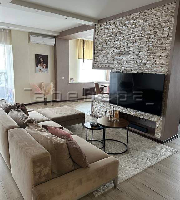 Сдаётся 4-комнатная квартира, 194 м²