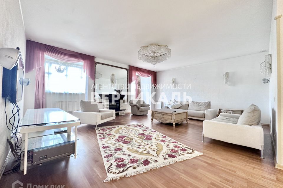 Сдаётся 4-комнатная квартира, 200 м²