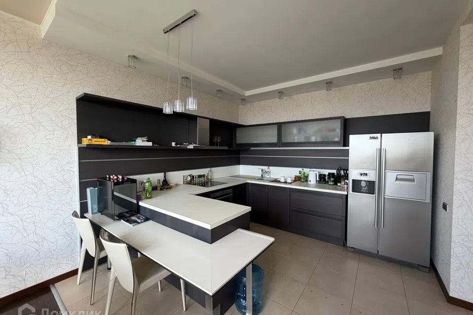 Продаётся 3-комнатная квартира, 138 м²