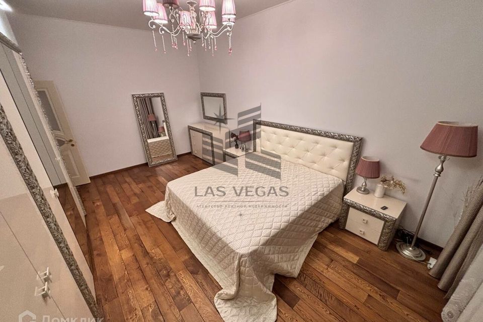Сдаётся 4-комнатная квартира, 140 м²