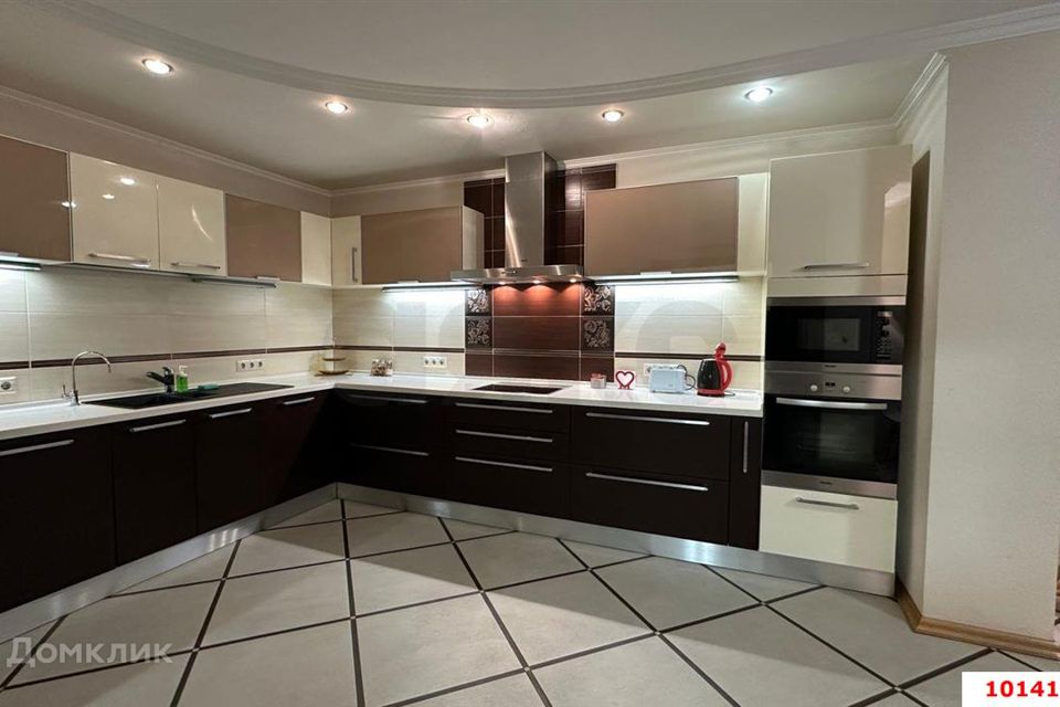 Продаётся 3-комнатная квартира, 132 м²