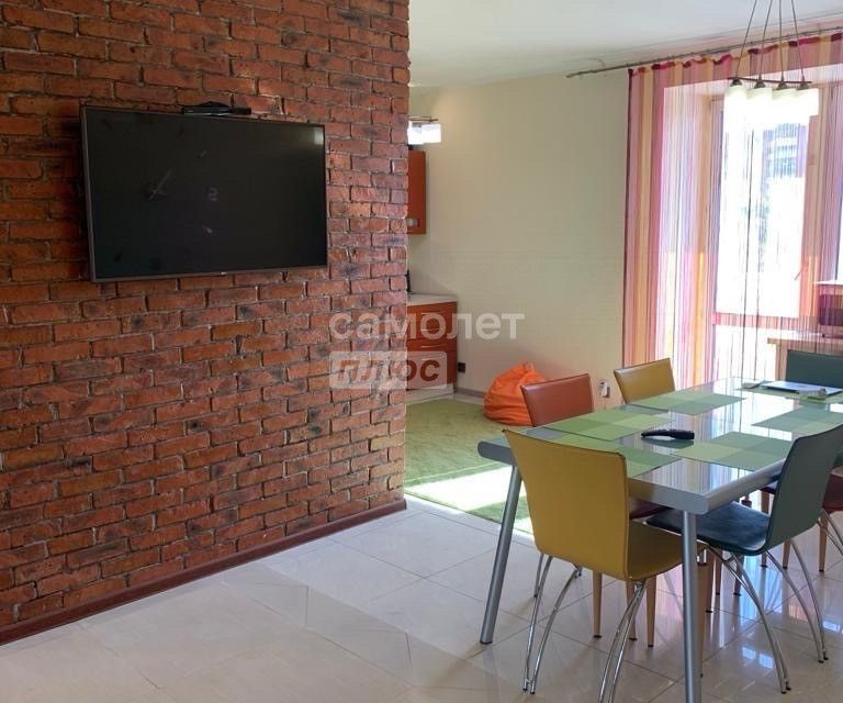 Продаётся 2-комнатная квартира, 101 м²