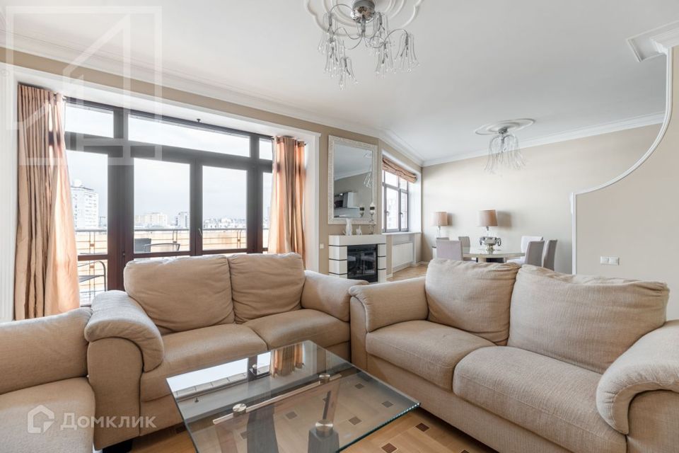 Сдаётся 4-комнатная квартира, 200 м²