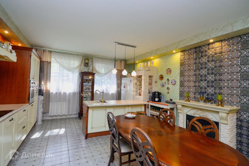Продаётся 3-комнатная квартира, 220 м²