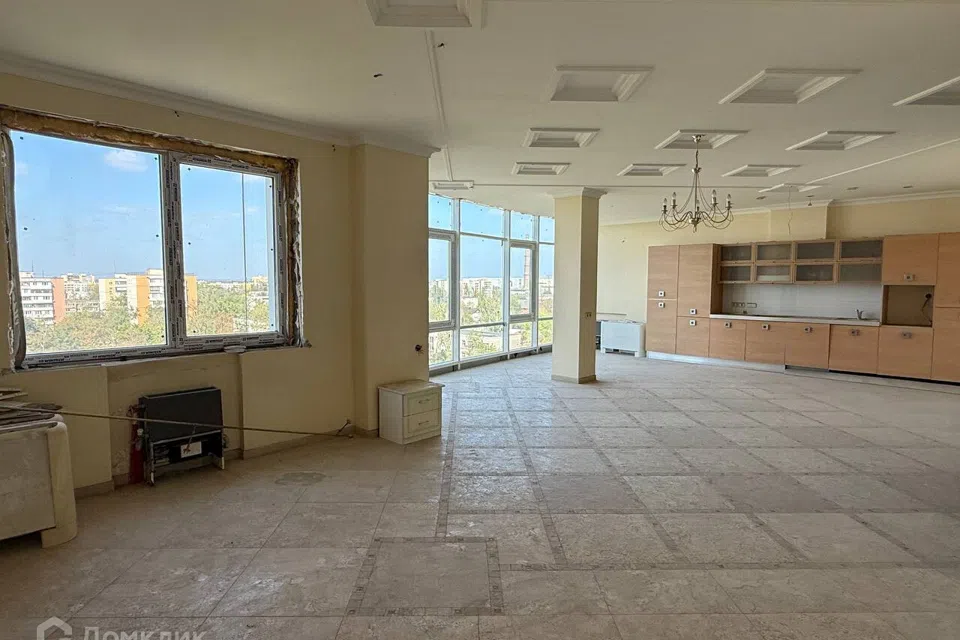 Продаётся 3-комнатная квартира, 195.6 м²