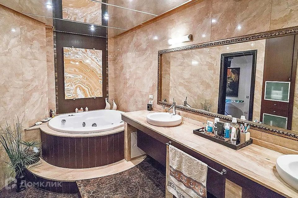 Продаётся 5-комнатная квартира, 240 м²
