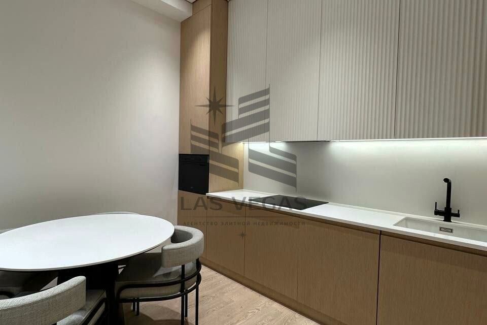 Сдаётся 2-комнатная квартира, 77 м²