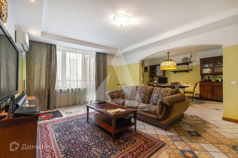 Продаётся 5-комнатная квартира, 220 м²