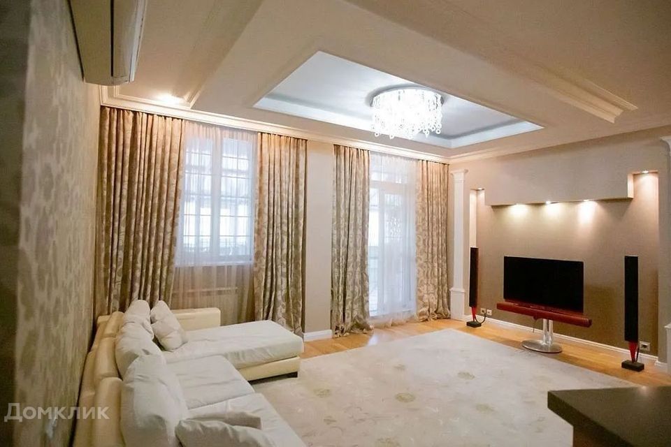 Продаётся 4-комнатная квартира, 180 м²