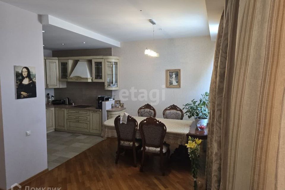 Продаётся 2-комнатная квартира, 125.7 м²