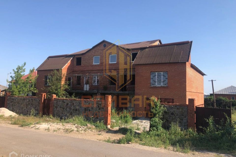 Продаётся 2-этажный дом, 610 м²
