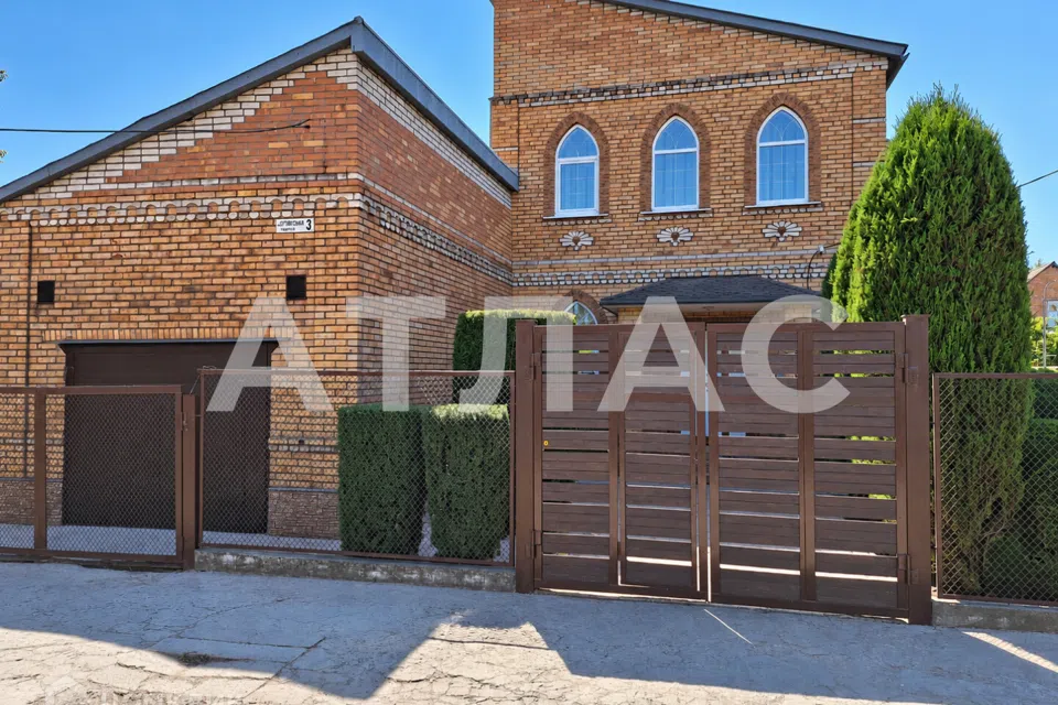 Продаётся 3-этажный дом, 260 м²