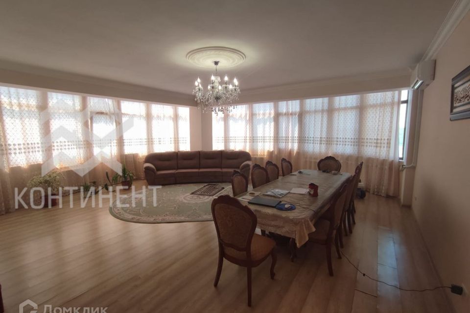 Продаётся 4-комнатная квартира, 170 м²