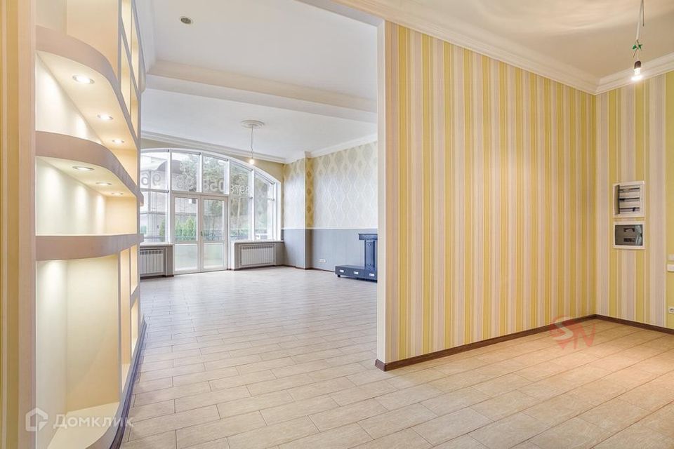 Продаётся 3-комнатная квартира, 200 м²