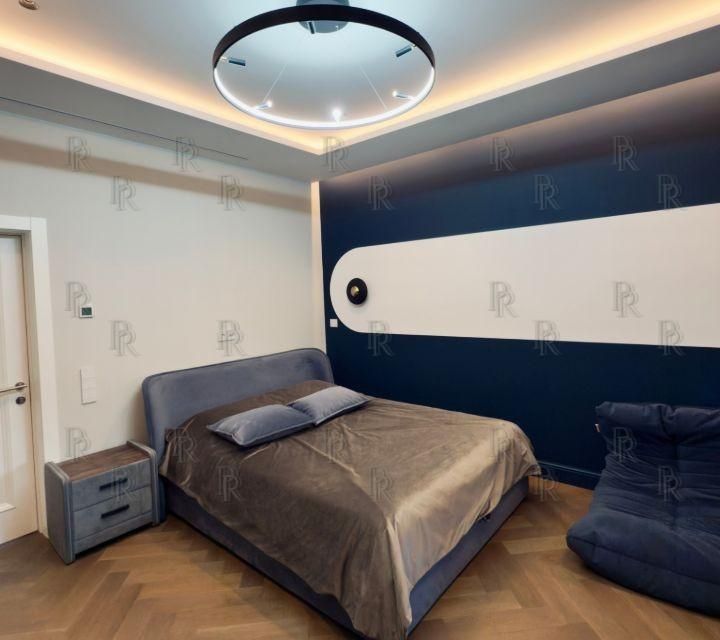 Продаётся 4-комнатная квартира, 191.2 м²
