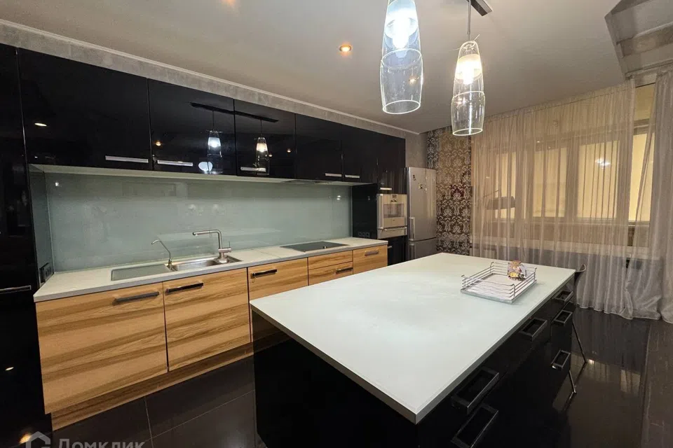 Сдаётся 5-комнатная квартира, 320 м²