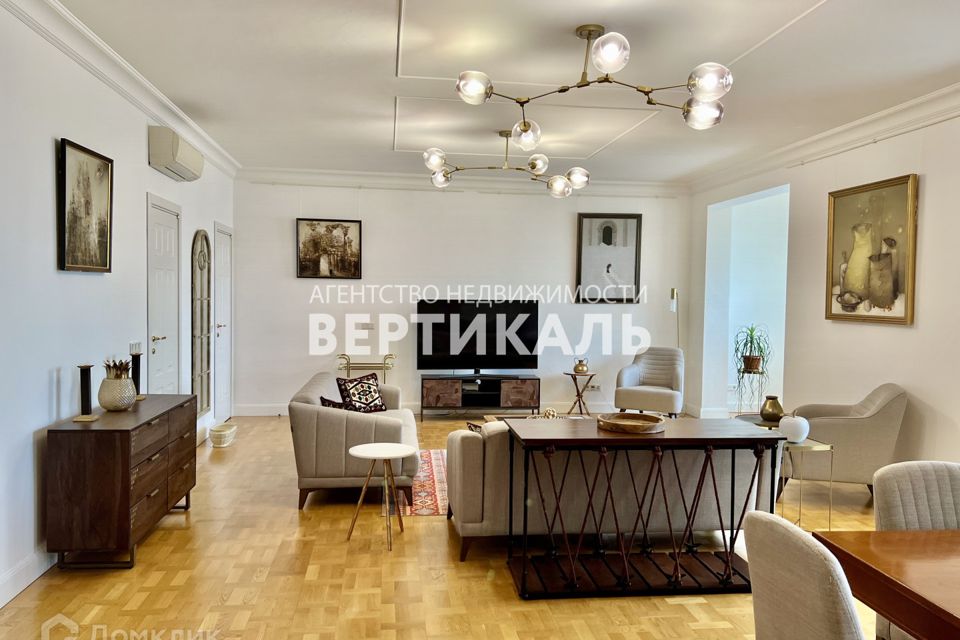 Сдаётся 4-комнатная квартира, 210 м²